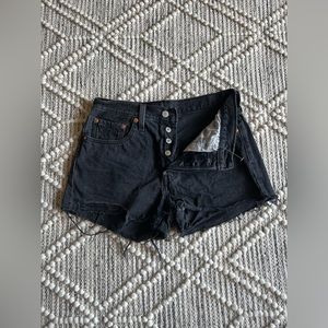 🌿Levi’s Black Denim Shorts